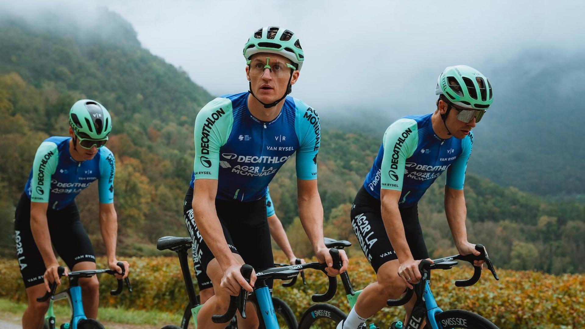 Decathlon AG2R představil nová kola, hlemy i dresy pro 2025!